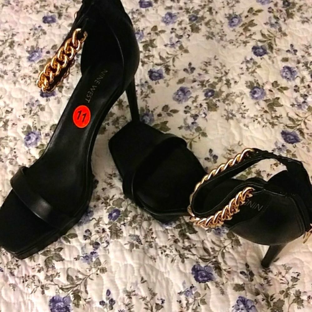 Brand New pair of black shoe with golden chain around it. Beautiful shoe!